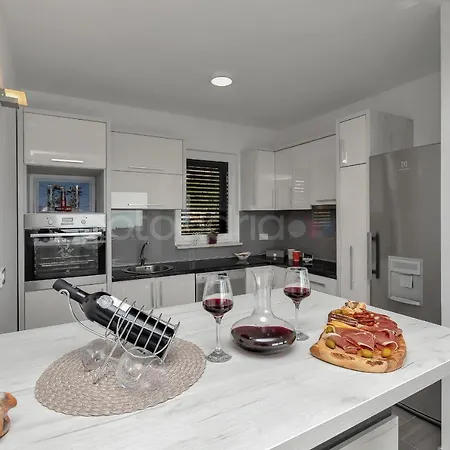 Luxury Poseidon - Free Parking Apartment